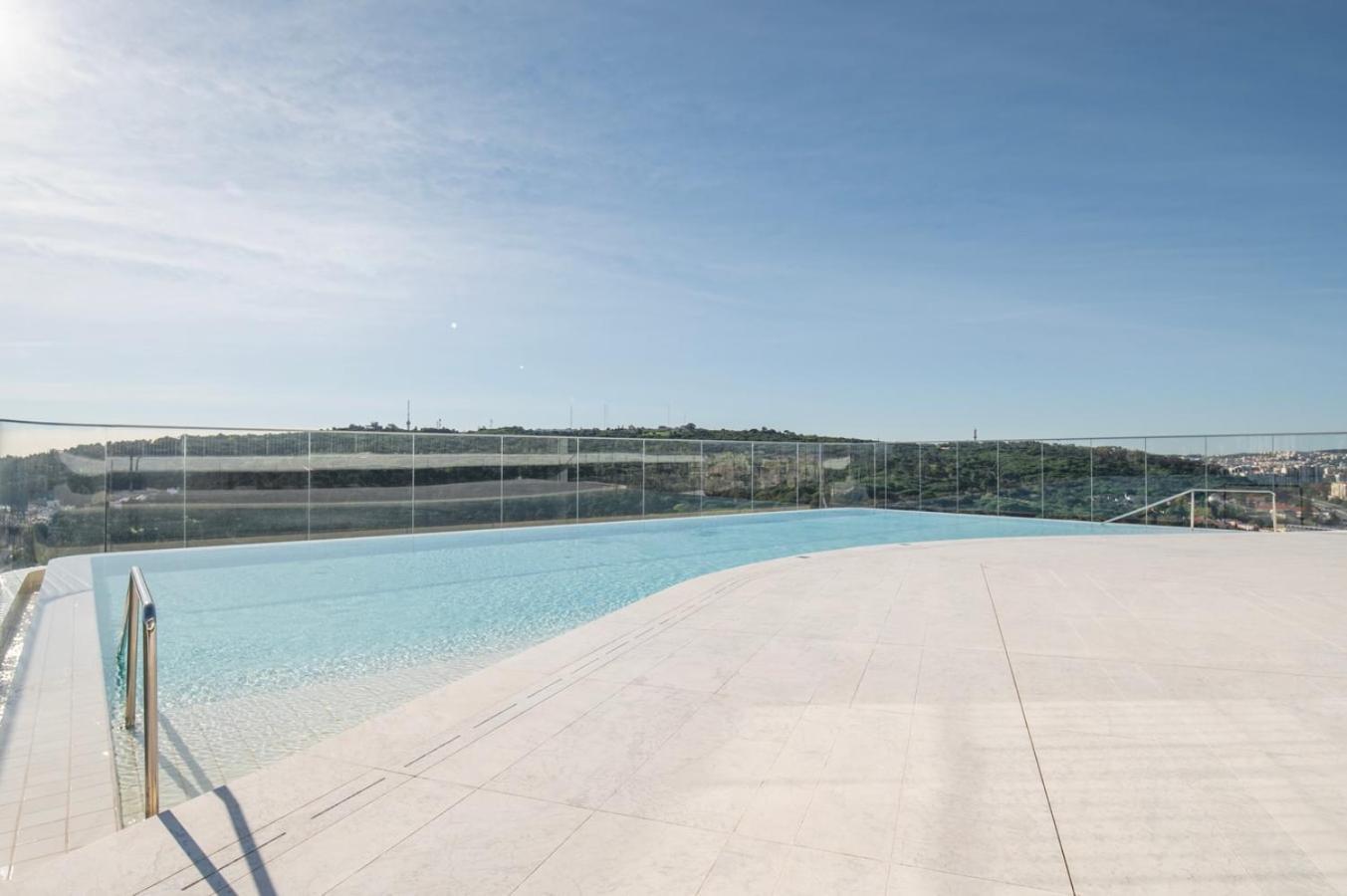 Saudade - 1 Bedroom And Shared Pool In Campolide Apartment